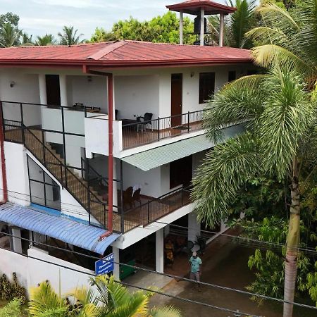 Suwani Pinnawala Homestay Exterior photo