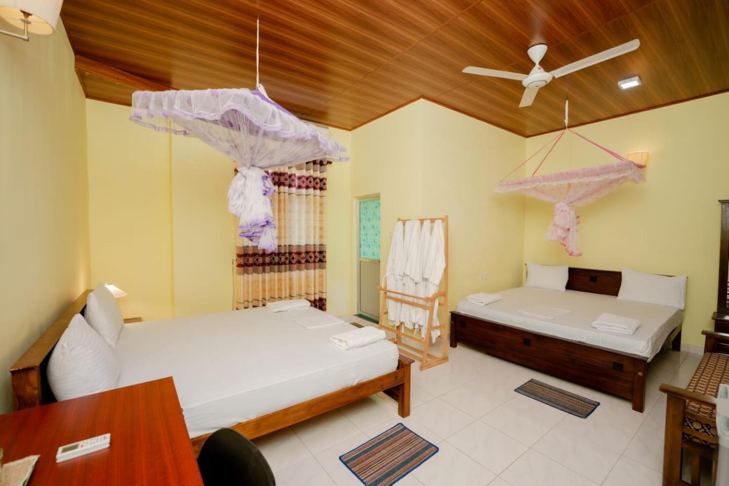 Suwani Pinnawala Homestay Exterior photo