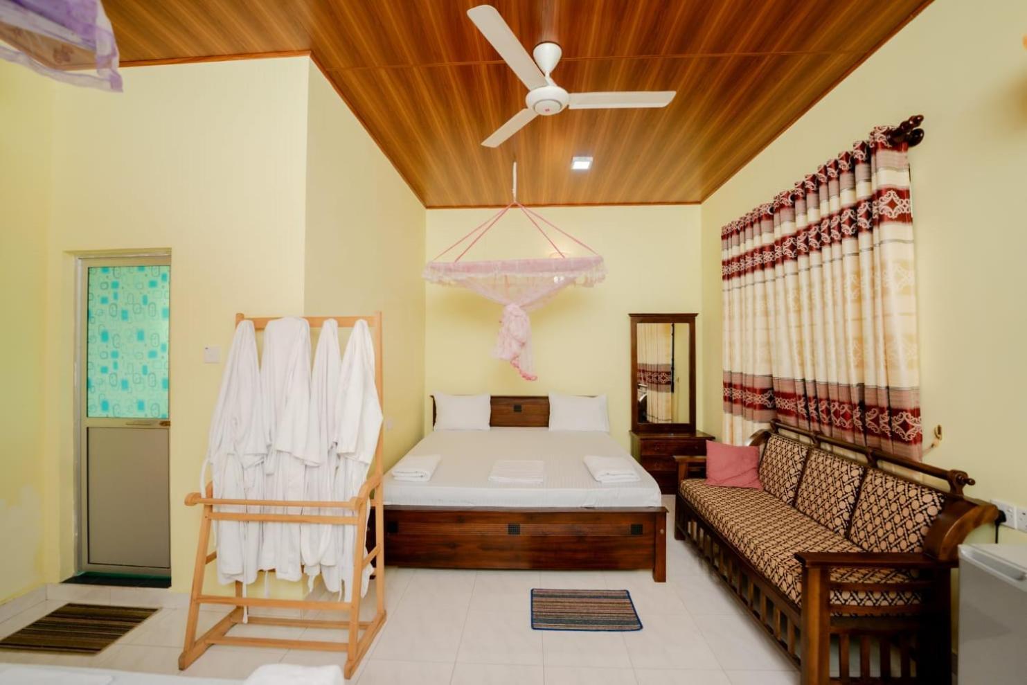 Suwani Pinnawala Homestay Exterior photo