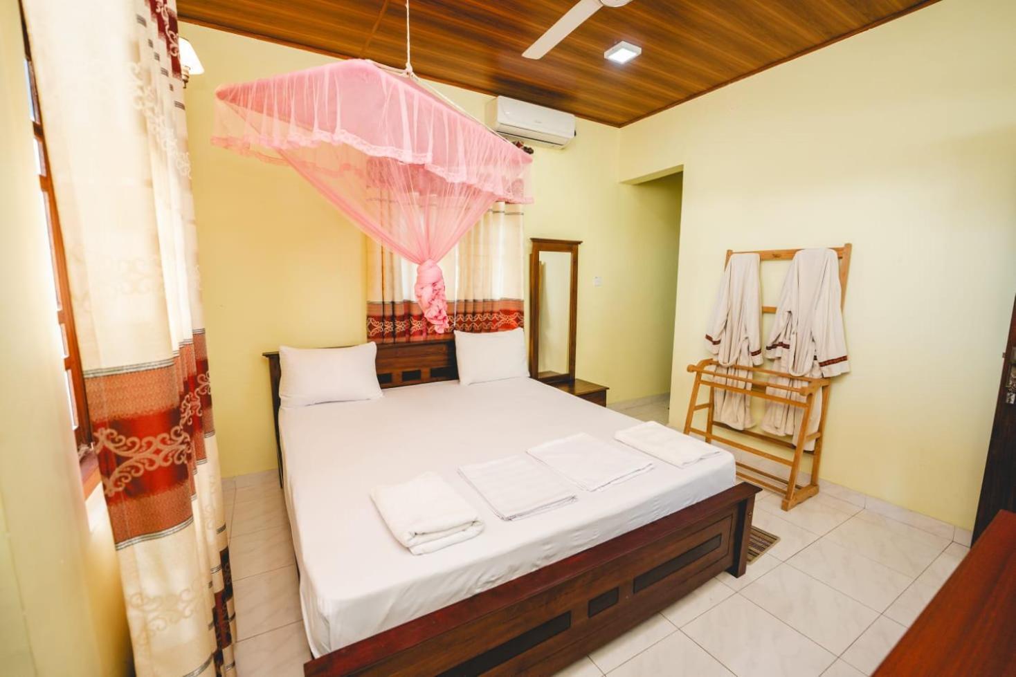 Suwani Pinnawala Homestay Exterior photo