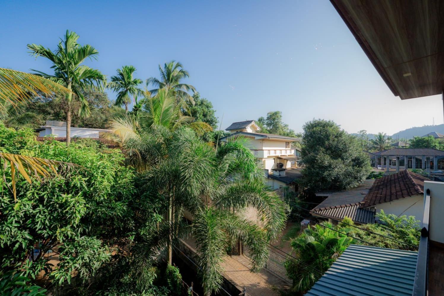 Suwani Pinnawala Homestay Exterior photo